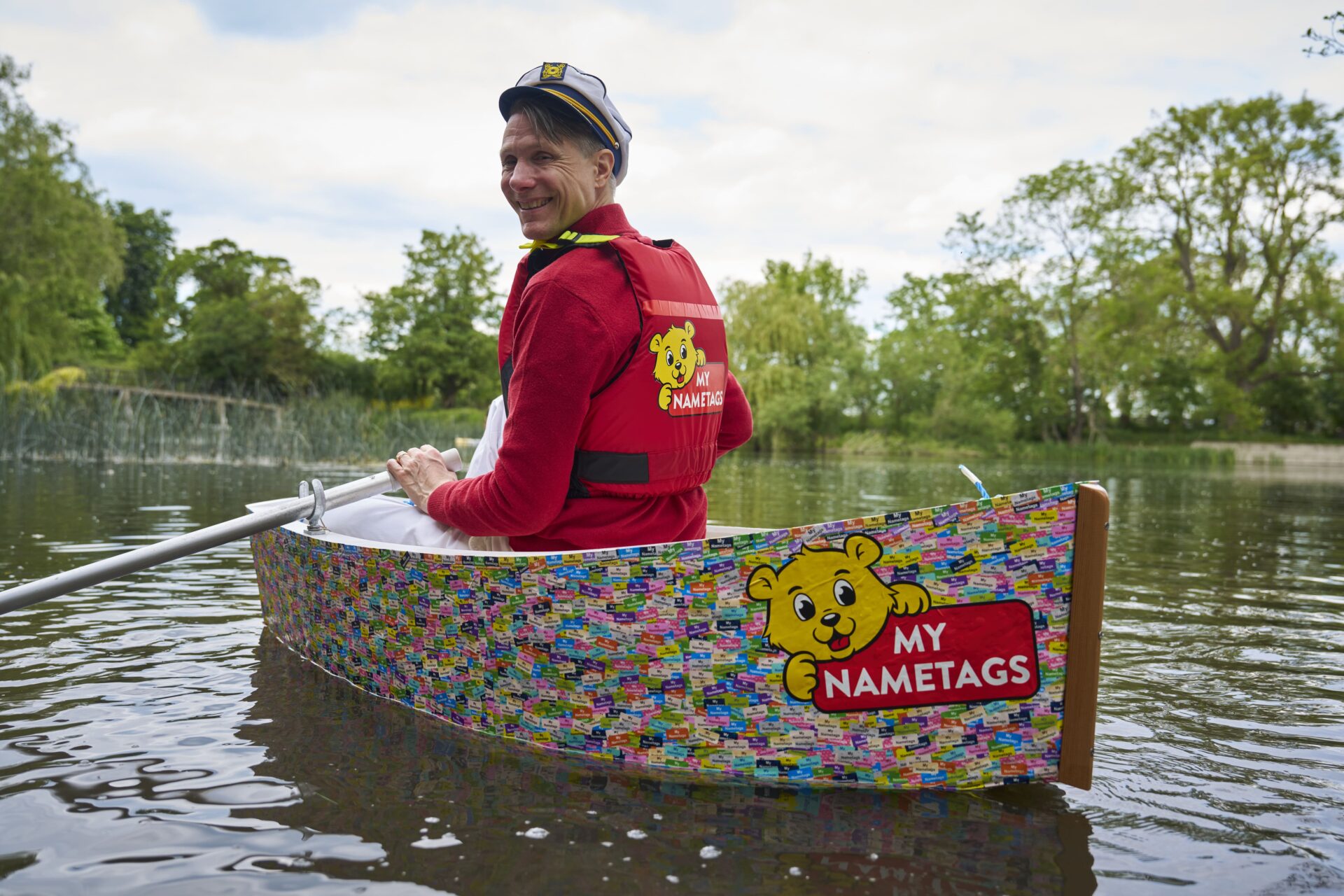 Een roeiboot volledig bedekt met waterdichte My Nametags naamlabels op de rivier