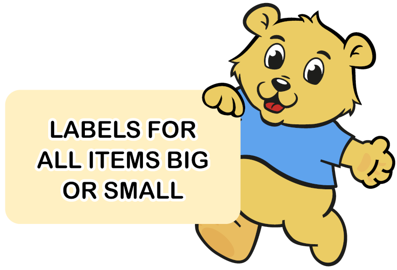 Cartoonbeer houdt een bord vast met de tekst 'labels voor alle items, groot of klein'