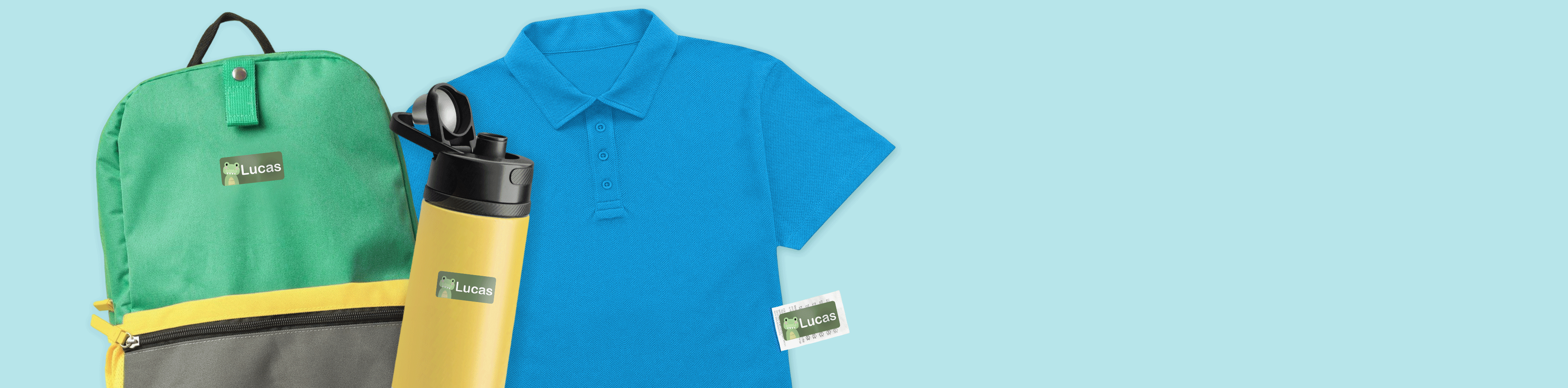 Gepersonaliseerde naamstickers op kleding, een fles en een schooltas