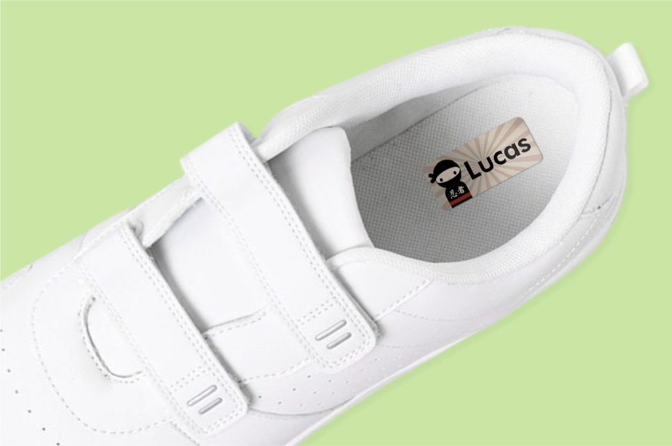 Naamsticker aangebracht in een schoen
